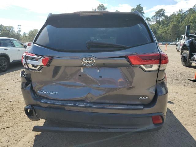 5TDKZRFH5JS261901 - 2018 TOYOTA HIGHLANDER SE GRAY photo 6