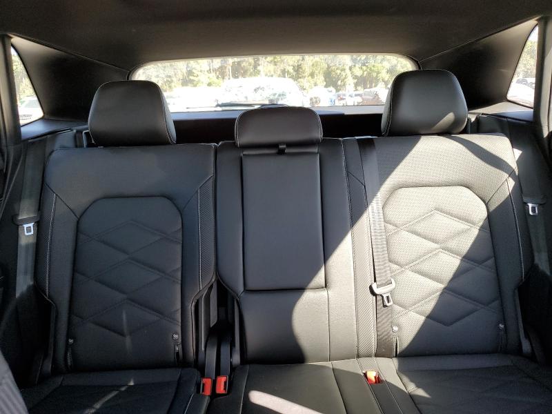 1V2JE2CA1RC243915 - 2024 VOLKSWAGEN ATLAS CROS SE Srebrny zdjęcie 10