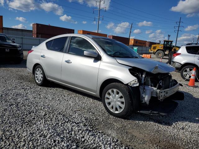 3N1CN7AP6JL809030 - 2018 NISSAN VERSA S 银色 照片 4