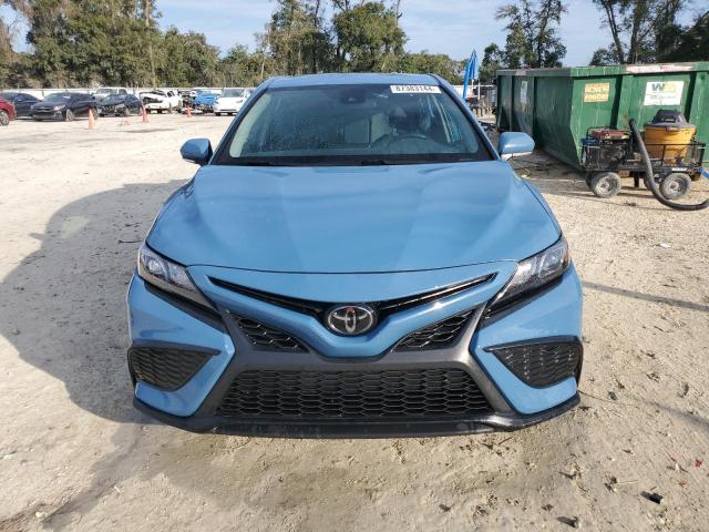 4T1G11AK7PU084513 - 2023 TOYOTA CAMRY SE NIGHT SHADE BLUE photo 5