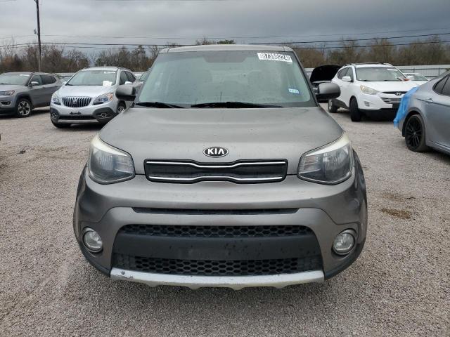 KNDJP3A55J7576736 - 2018 KIA SOUL + GRAY photo 5