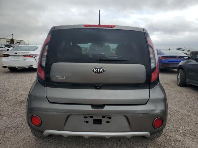 KNDJP3A55J7576736 - 2018 KIA SOUL + GRAY photo 6