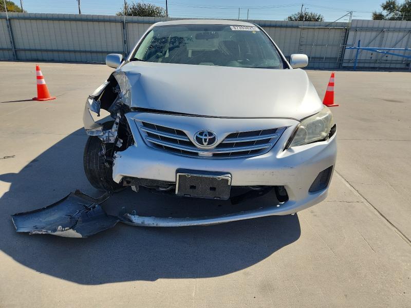 5YFBU4EE9DP141847 - 2013 TOYOTA COROLLA BASE Silber Foto 5