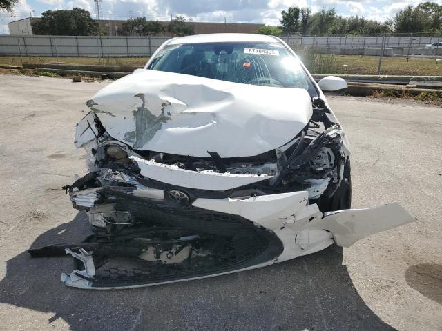 5YFEPMAE9MP180058 - 2021 TOYOTA COROLLA LE WHITE photo 5