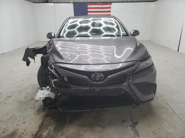 4T1G11AK3RU857576 - 2024 TOYOTA CAMRY SE NIGHT SHADE GRAY photo 5