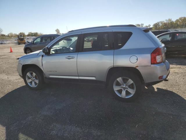 1C4NJDBB6CD624018 - 2012 JEEP COMPASS SPORT Silber Foto 2