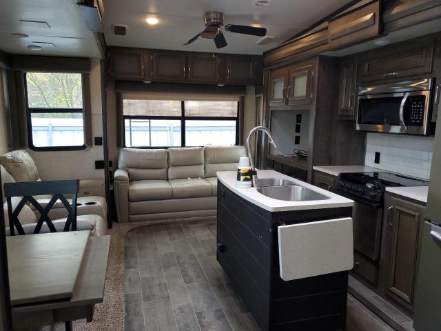 4YDF38526JA742406 - 2018 KEYSTONE MONTANA HI TAN photo 5