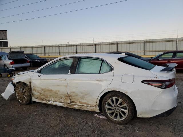 4T1C11AK8NU638220 - 2022 TOYOTA CAMRY LE WHITE photo 2