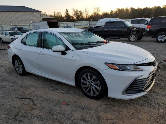 4T1C11AK8NU638220 - 2022 TOYOTA CAMRY LE WHITE photo 4