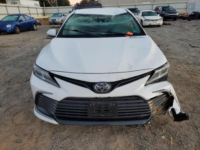 4T1C11AK8NU638220 - 2022 TOYOTA CAMRY LE WHITE photo 5