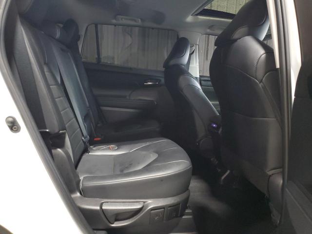5TDGZRBH3NS581445 - 2022 TOYOTA HIGHLANDER XLE WHITE photo 11