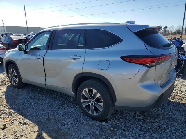 5TDGZRAH8NS142260 - 2022 TOYOTA HIGHLANDER XLE SILVER photo 2