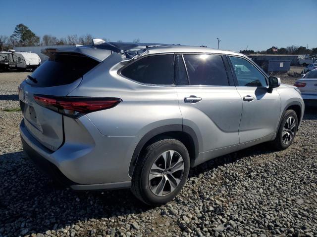 5TDGZRAH8NS142260 - 2022 TOYOTA HIGHLANDER XLE SILVER photo 3