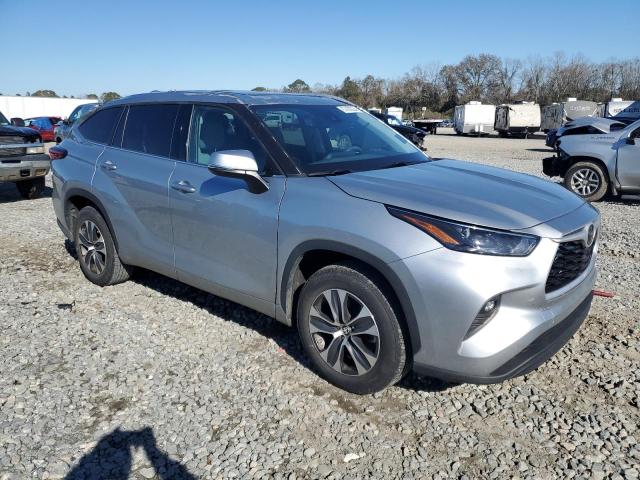 5TDGZRAH8NS142260 - 2022 TOYOTA HIGHLANDER XLE SILVER photo 4