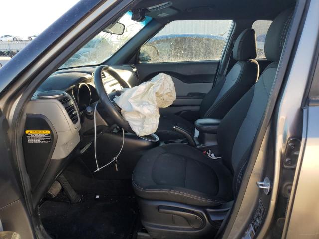 KNDJP3A55J7575215 - 2018 KIA SOUL + GRAY photo 7