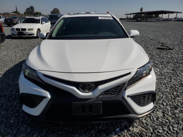 4T1S11AK0PU831055 - 2023 TOYOTA CAMRY SE NIGHT SHADE WHITE photo 5