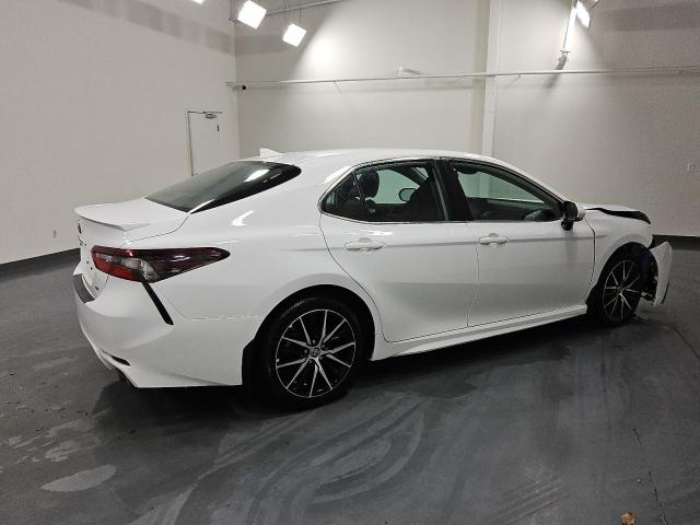 4T1G11AK3RU855939 - 2024 TOYOTA CAMRY SE NIGHT SHADE WHITE photo 3