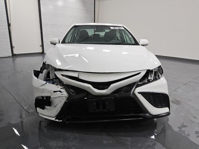 4T1G11AK3RU855939 - 2024 TOYOTA CAMRY SE NIGHT SHADE WHITE photo 5