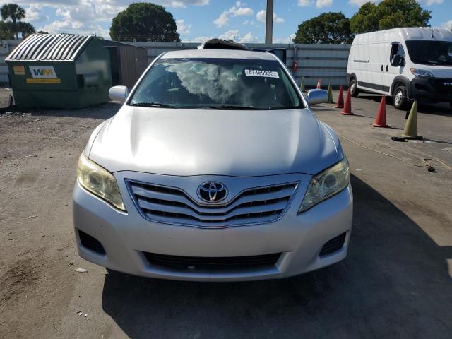 4T4BF3EK4BR090544 - 2011 TOYOTA CAMRY BASE Silber Foto 5