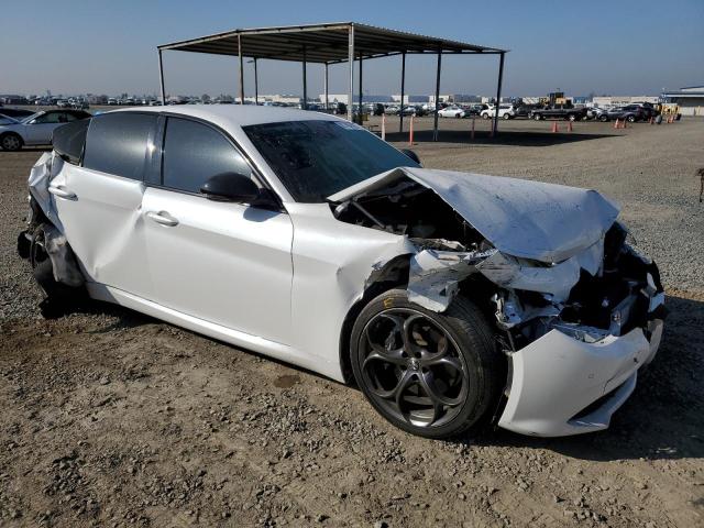 ZARFAECN0J7597158 - 2018 ALFA ROMEO GIULIA TI WHITE photo 4