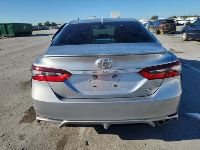 4T1G11AK1NU666510 - 2022 TOYOTA CAMRY SE 银色 照片 6