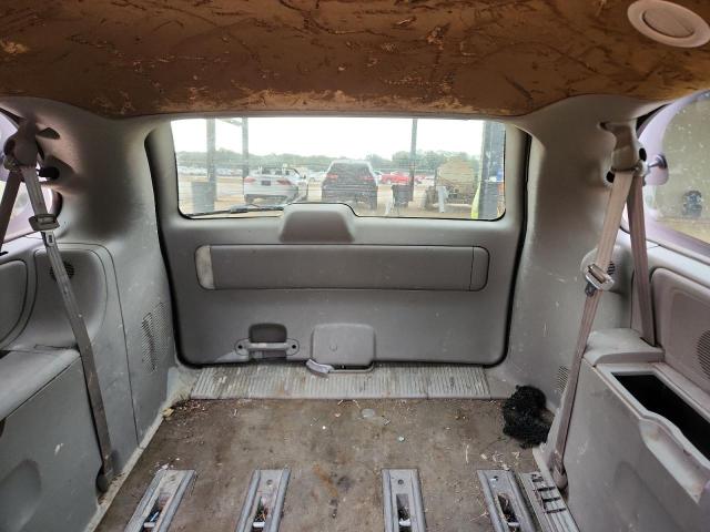 2C4GP243X3R241813 - 2003 CHRYSLER TOWN & COU SILVER photo 10