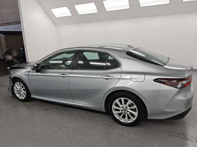 4T1C11AK0PU828242 - 2023 TOYOTA CAMRY LE 银色 照片 2