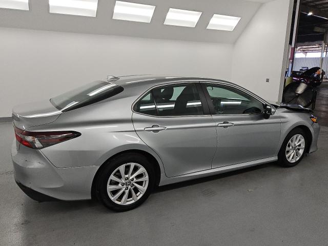 4T1C11AK0PU828242 - 2023 TOYOTA CAMRY LE 银色 照片 3