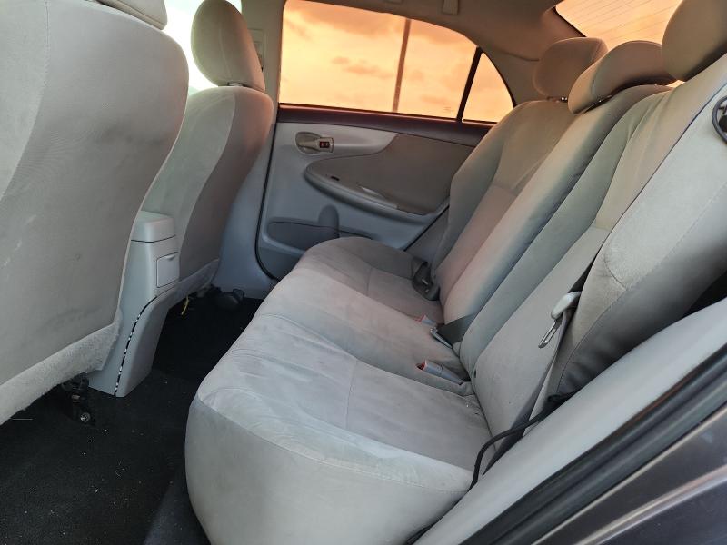 5YFBU4EE8DP205571 - 2013 TOYOTA COROLLA BASE Grau Foto 10