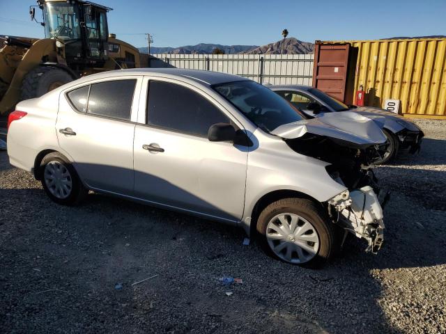 3N1CN7AP3FL883979 - 2015 NISSAN VERSA S ვერცხლისფერი ფოტო 4