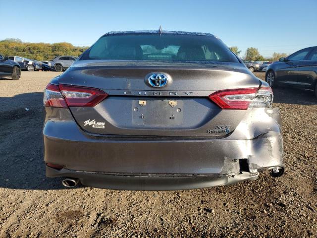 4T1F31AK9LU545811 - 2020 TOYOTA CAMRY XLE GRAY photo 6