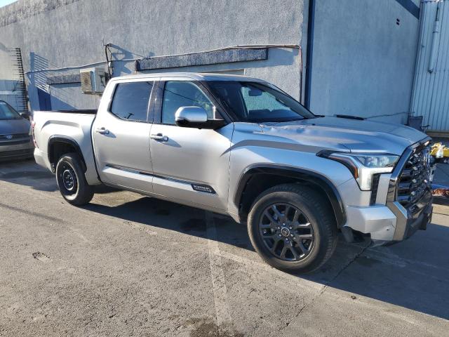 5TFNC5DB4PX036944 - 2023 TOYOTA TUNDRA CREWMAX PLATINUM ვერცხლისფერი ფოტო 4