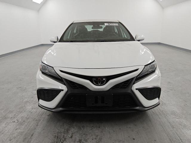 4T1G11AK0PU751504 - 2023 TOYOTA CAMRY SE NIGHT SHADE WHITE photo 5