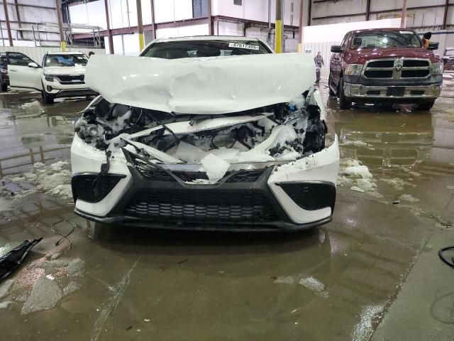 4T1T11BK1RU111723 - 2024 TOYOTA CAMRY SE NIGHT SHADE WHITE photo 5