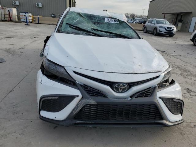 4T1G11AK0RU918270 - 2024 TOYOTA CAMRY SE NIGHT SHADE WHITE photo 5