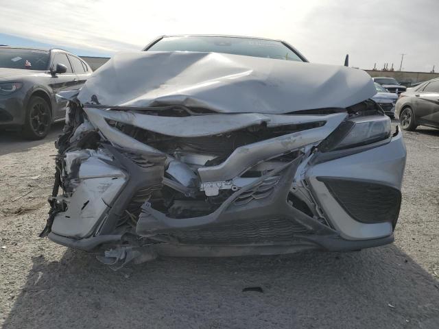 4T1S11AK4RU245350 - 2024 TOYOTA CAMRY SE NIGHT SHADE SILVER photo 5