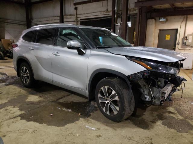 5TDGZRBH8MS072921 - 2021 TOYOTA HIGHLANDER XLE 银色 照片 4