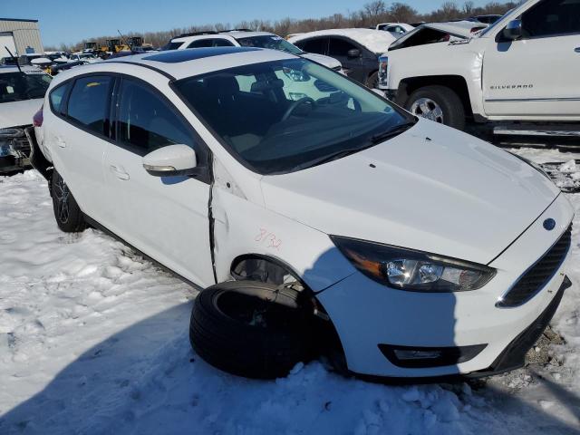 1FADP3M28JL226240 - 2018 FORD FOCUS SEL WHITE photo 4