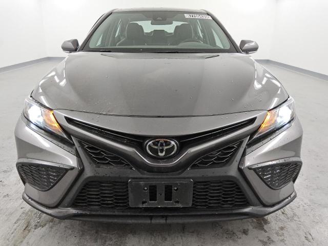 4T1G11AK1RU904734 - 2024 TOYOTA CAMRY SE NIGHT SHADE GRAY photo 5