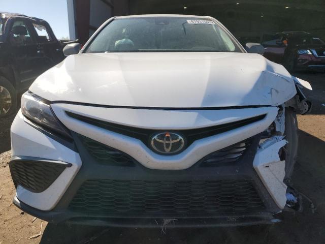 4T1G11AK8PU816101 - 2023 TOYOTA CAMRY SE NIGHT SHADE WHITE photo 5