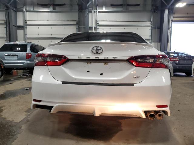4T1G11AK7RU853319 - 2024 TOYOTA CAMRY SE NIGHT SHADE WHITE photo 6