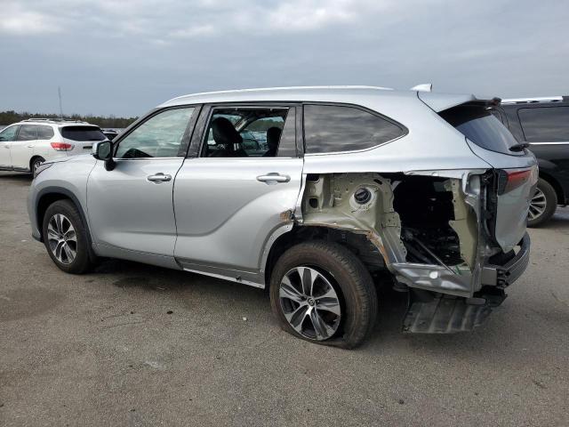 5TDGZRBH8NS256676 - 2022 TOYOTA HIGHLANDER XLE SILVER photo 2