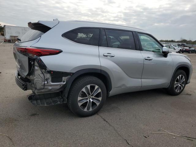 5TDGZRBH8NS256676 - 2022 TOYOTA HIGHLANDER XLE SILVER photo 3