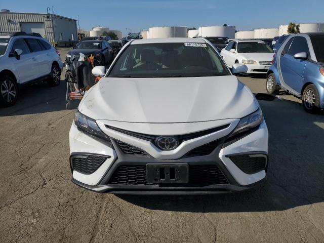 4T1G11AK5PU750087 - 2023 TOYOTA CAMRY SE NIGHT SHADE WHITE photo 5