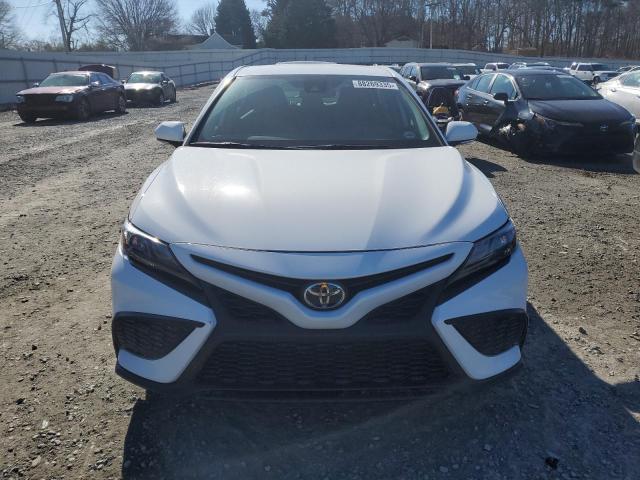 4T1G11AK3RU882249 - 2024 TOYOTA CAMRY SE NIGHT SHADE WHITE photo 5