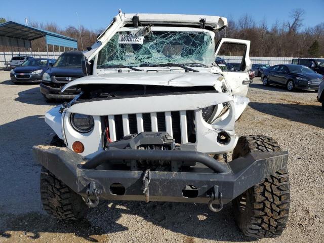 1C4BJWEG6DL508931 - 2013 JEEP WRANGLER U SAHARA WHITE photo 5