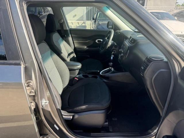 KNDJP3A59H7448123 - 2017 KIA SOUL + GRAY photo 7