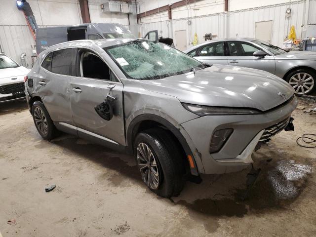 LRBFZME41RD064555 - 2024 BUICK ENVISION PREFERRED ნაცრისფერი ფოტო 4