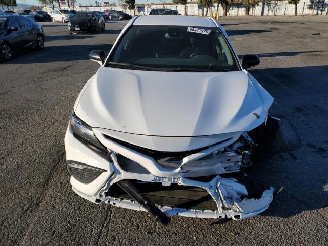 4T1T11AK4RU196039 - 2024 TOYOTA CAMRY SE NIGHT SHADE WHITE photo 5