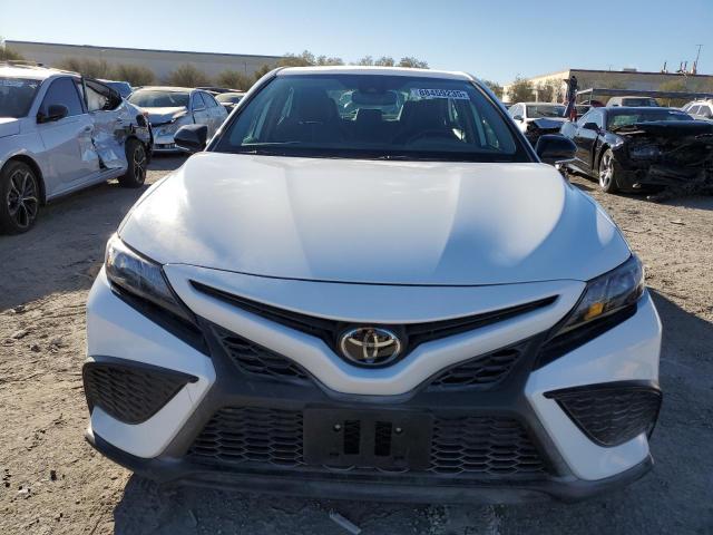 4T1T11AK7PU187428 - 2023 TOYOTA CAMRY SE NIGHT SHADE WHITE photo 5
